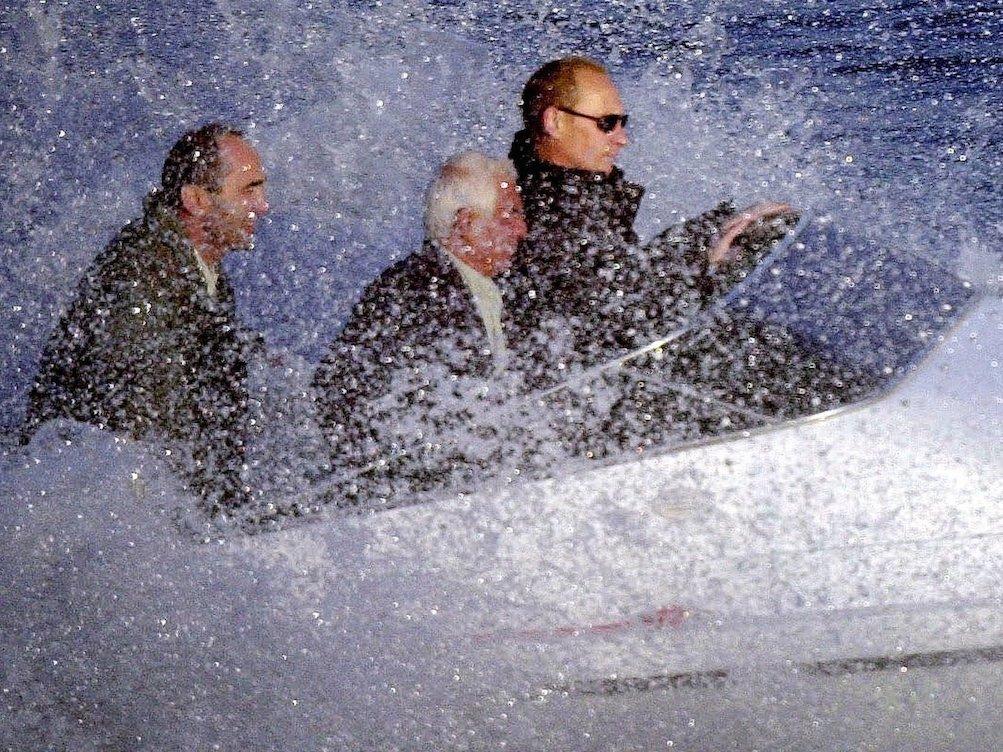 بوتين، يقود قارب